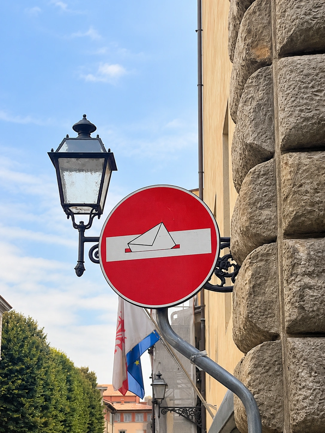 Clet Abraham street art met brievenbus op een inrijverbod in Florence
