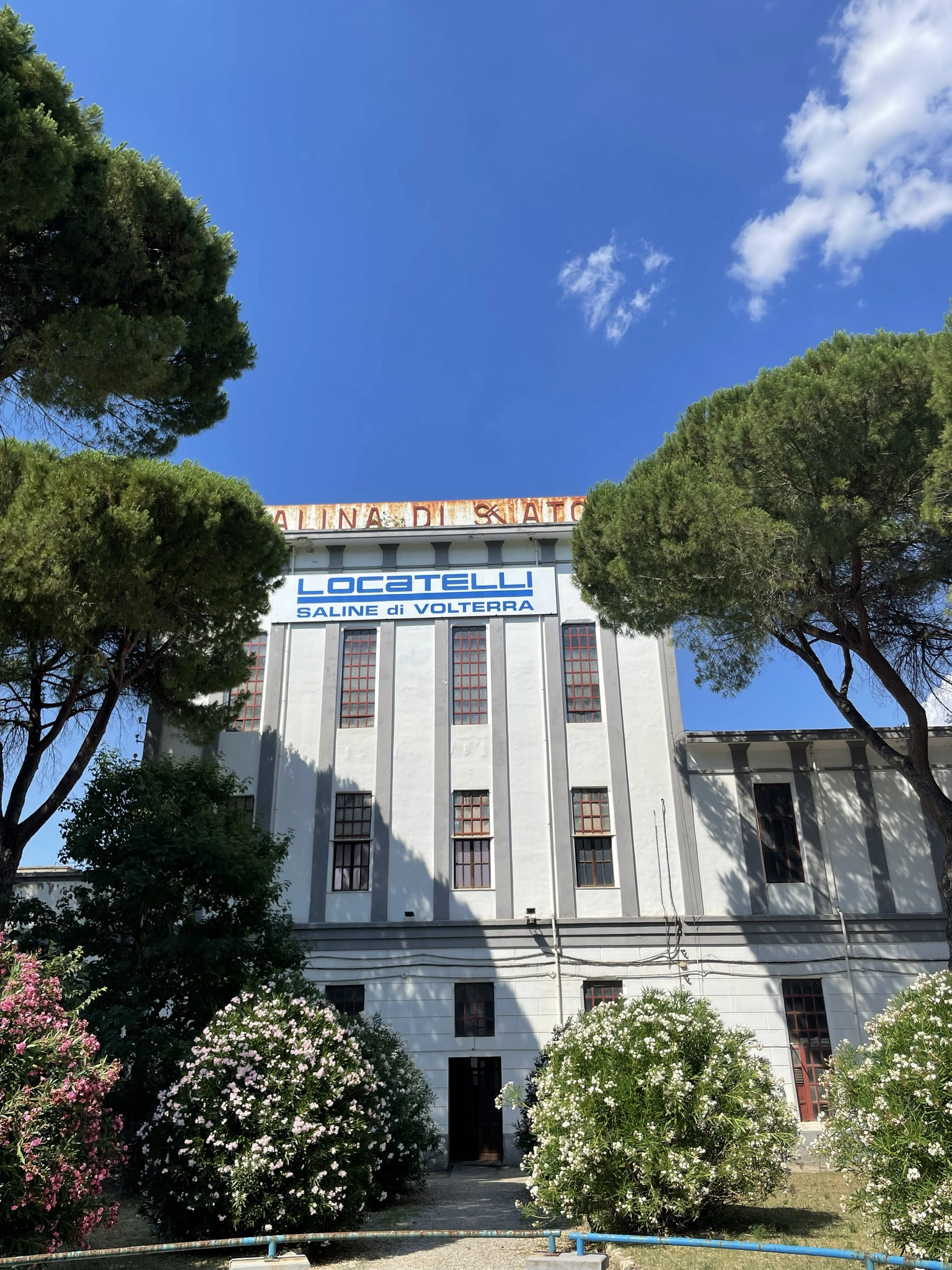 Historisch gebouw van de zoutfabriek Salina di Volterra in Toscane, omringd door pijnbomen