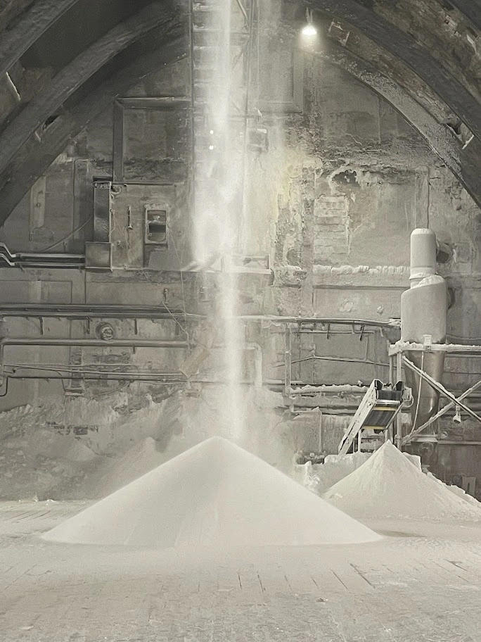 Spectaculaire zoutwaterval onder het gewelfde dak van het Nervi-paviljoen bij Salina di Volterra in Toscane