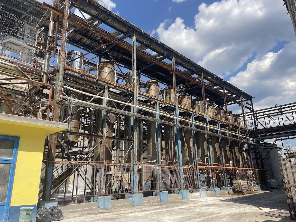 Industriële installaties en leidingen voor de zoutproductie bij Salina di Volterra in Toscane.